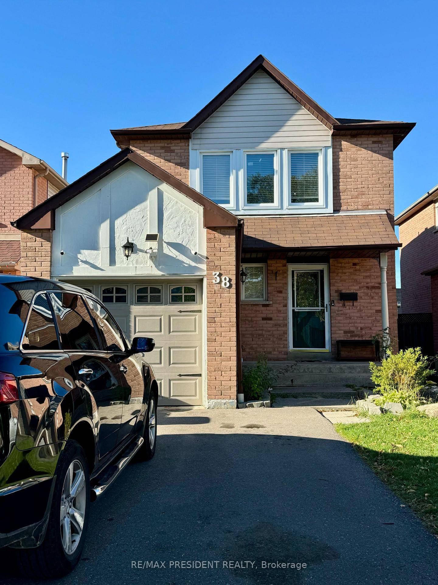 Beautiful Detached Home for Lease in a Prime Brampton Location.
