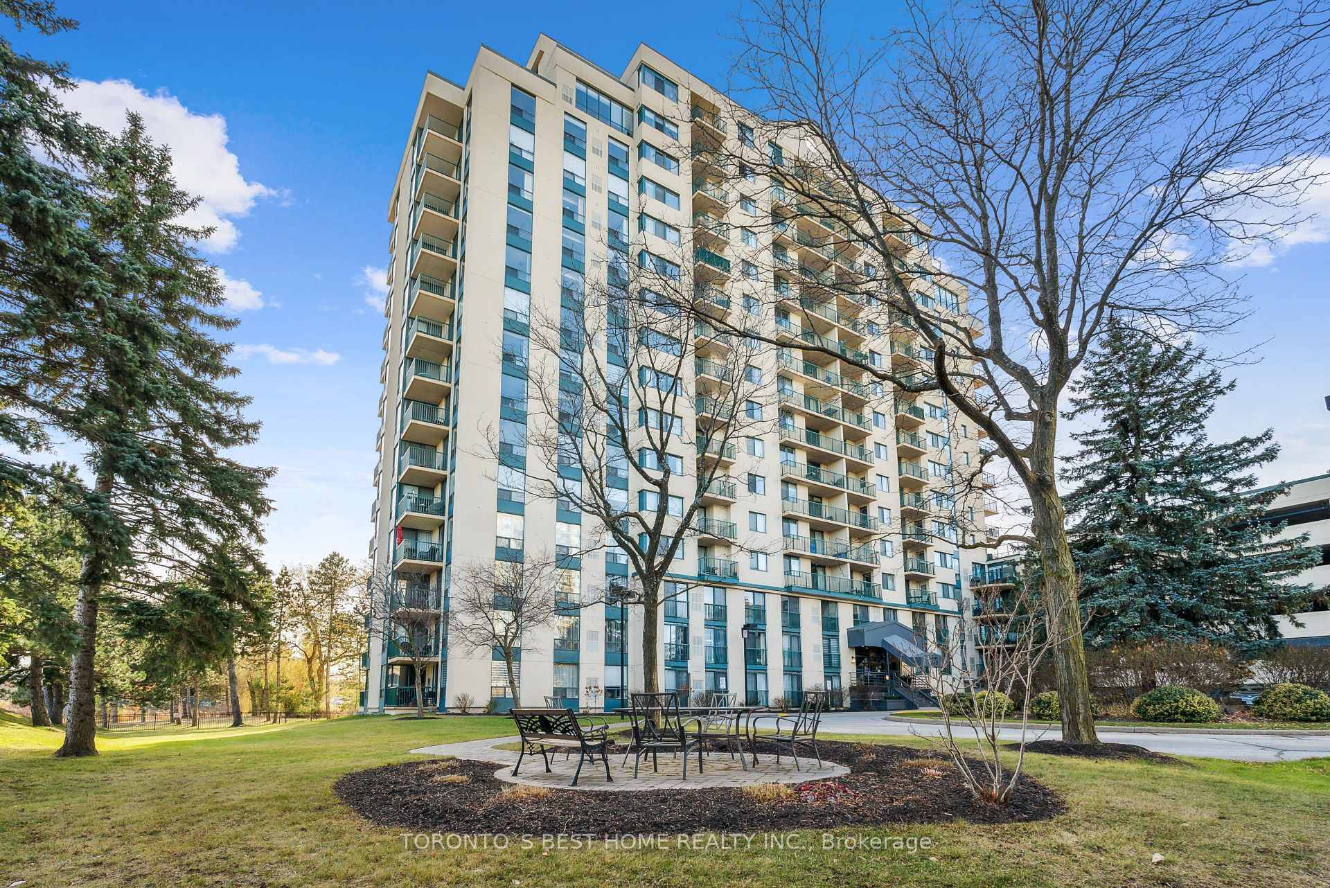 A Spectacular 15th Floor View Overlooking Barrie's Beautiful Waterfront On Kempenfelt Bay !