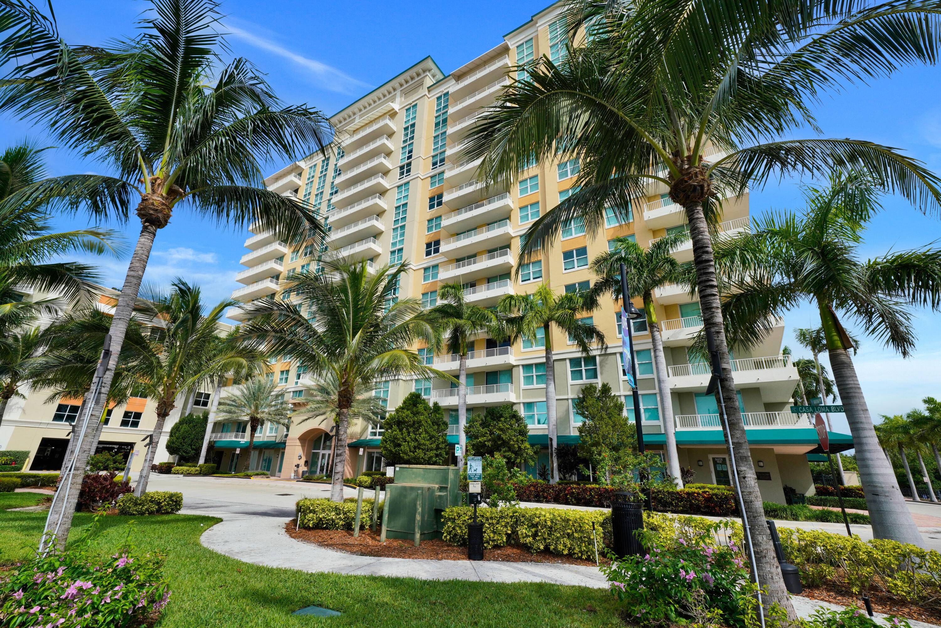 Exquisite 2 2 condo on the intracoastal, walking distance to the beautiful Ocean Ridge beach.