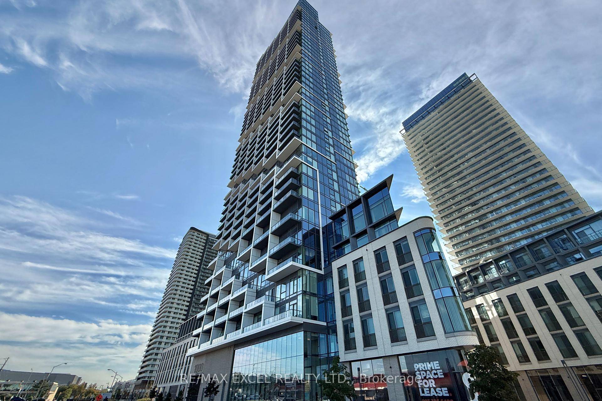 Bright 1bedroom 1 bathroom with large locker Modern Kitchen, Built In Appliances.