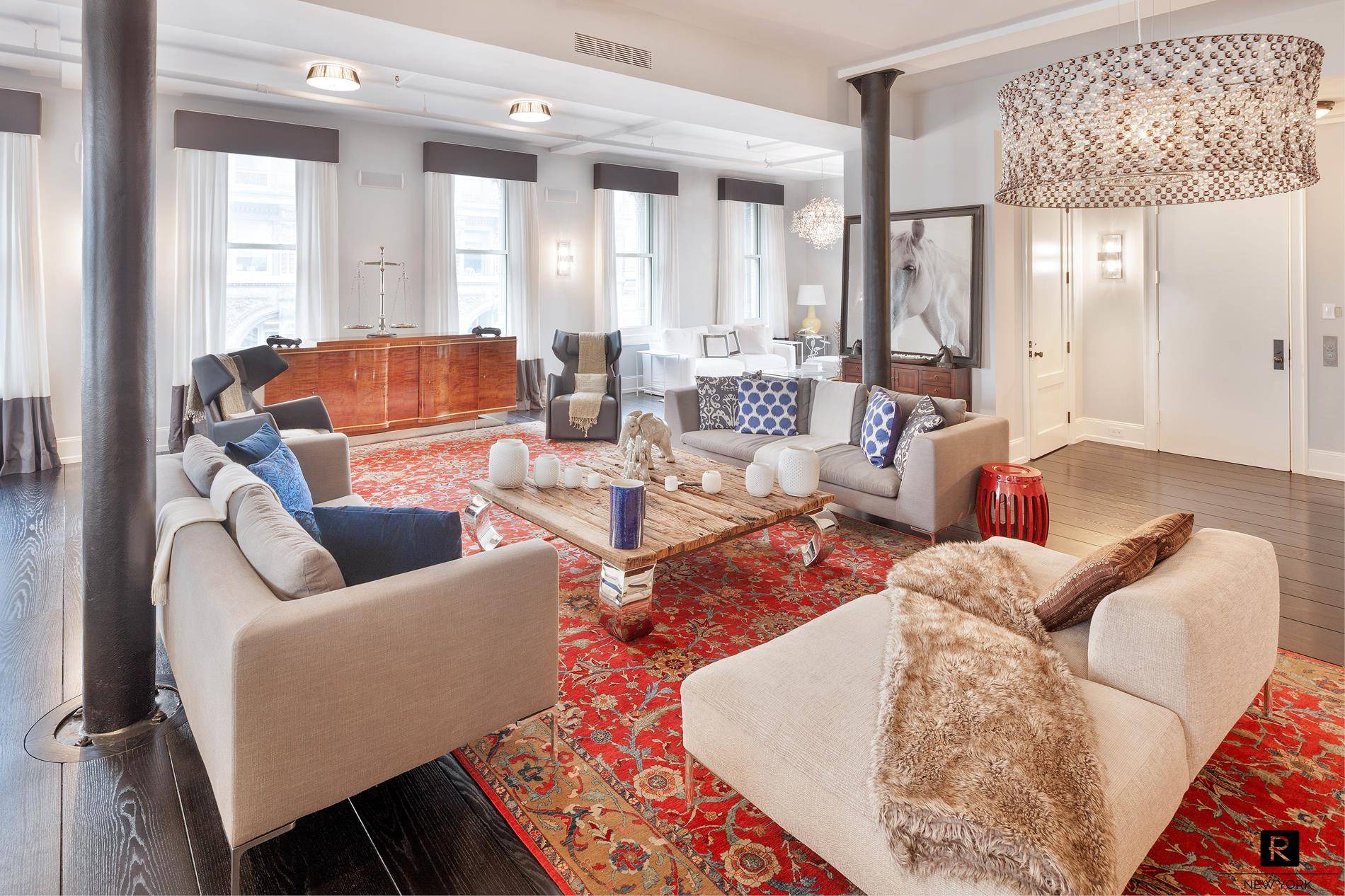 Welcome to the highly coveted New Museum Building, Soho's premier full service condominium with 24 hour doorman.
