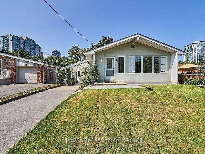 rime location ! Available for lease from Oct 1st, this fully renovated detached bungalow offers a spacious layout with 3 bedrooms and 2 modern bathrooms, perfect for family living.