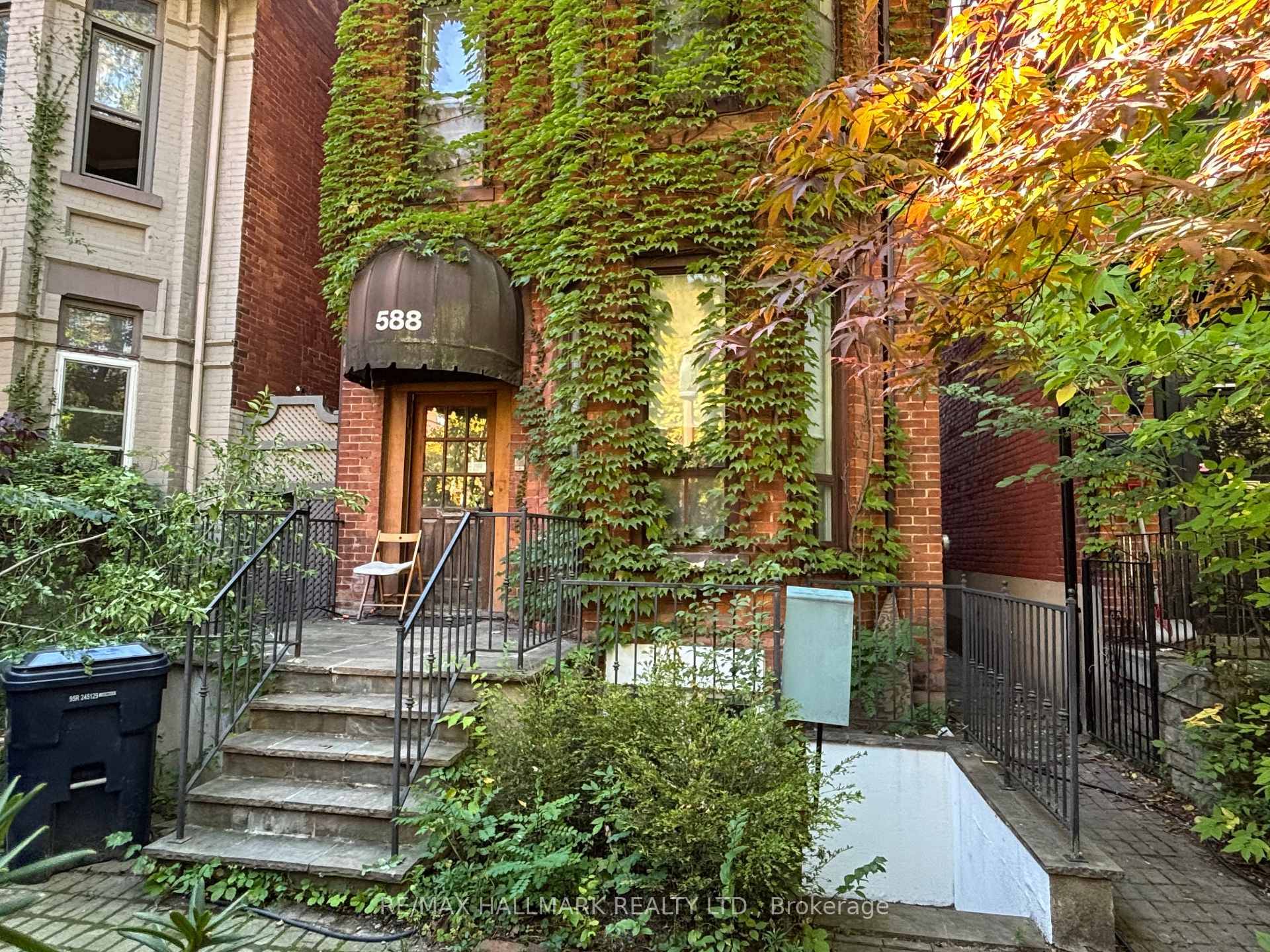Charming and Spacious Basement Apartment at 588 Spadina Ave !