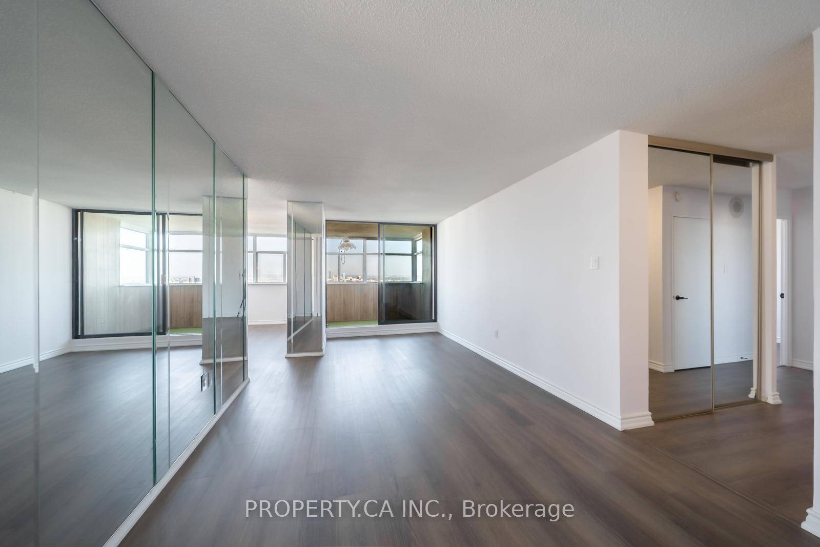 Bright amp ; Spacious Corner Suite !