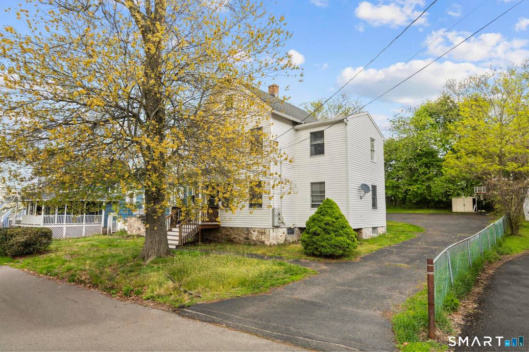 18 Ivy Place provides a premier opportunity to secure a high demand multi family asset in one of Norwalk's most accessible neighborhoods.