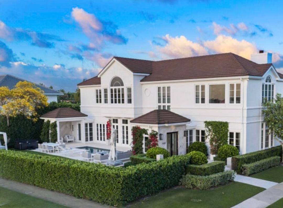 IMPRESSIVE 100 FT WATERFRONT ESTATE WITH PRIVATE DOCK, BRAND NEW 60, 000 LB BOAT LIFT ACCOMMODATES UP TO A 53 FT VESSEL amp ; 2 OVERSIZED JET SKIS, AND 4 ...