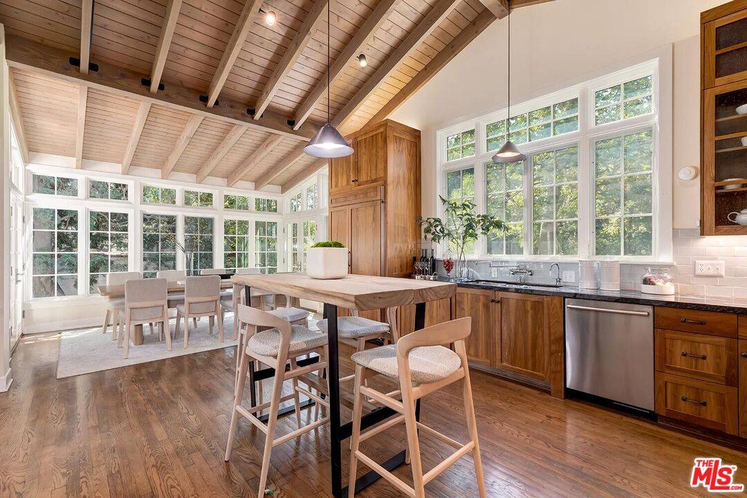 459  S Bentley Ave 4BR Brentwood La