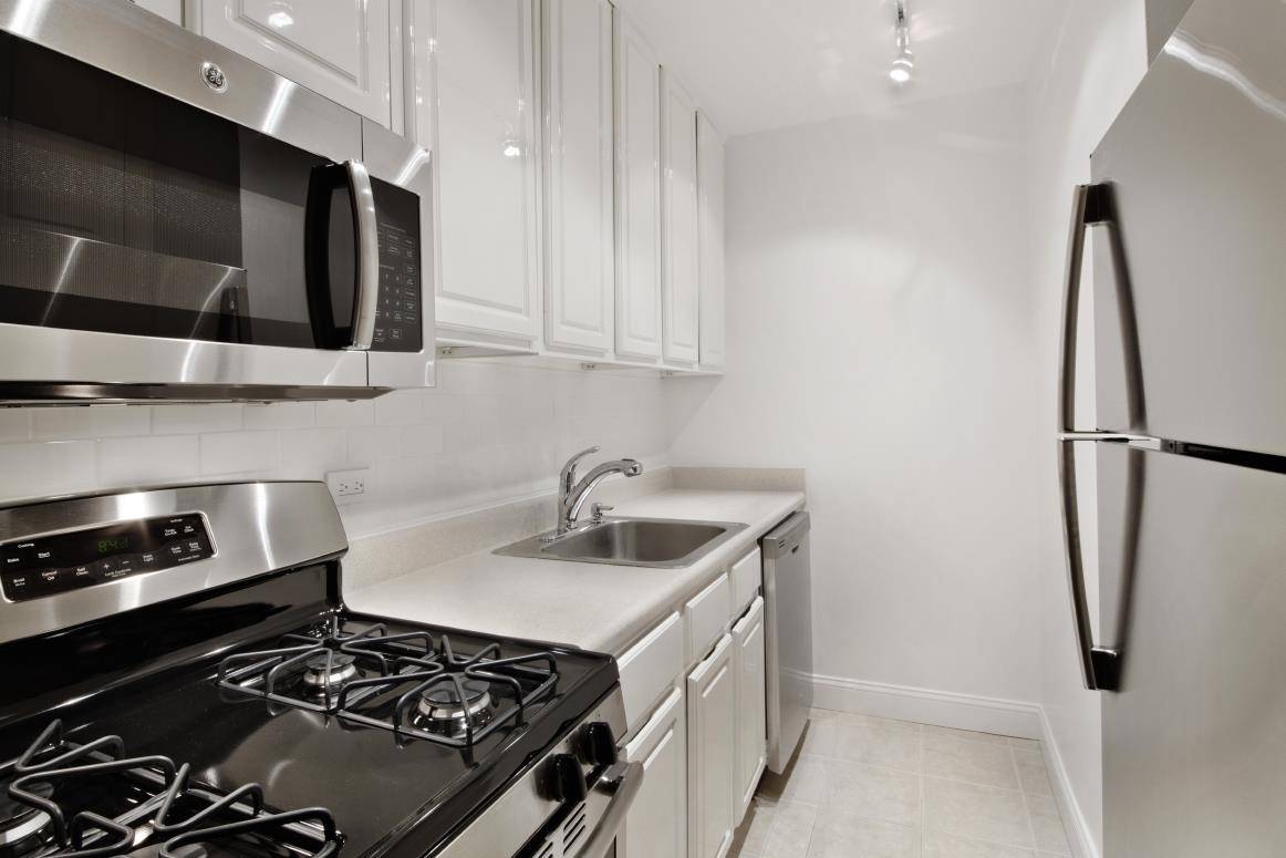 THE APARTMENT amp ; BUILDING If location is key, then apartment 6 B would make a perfect first time purchase or city pied et terre, considering it's within arm's reach ...