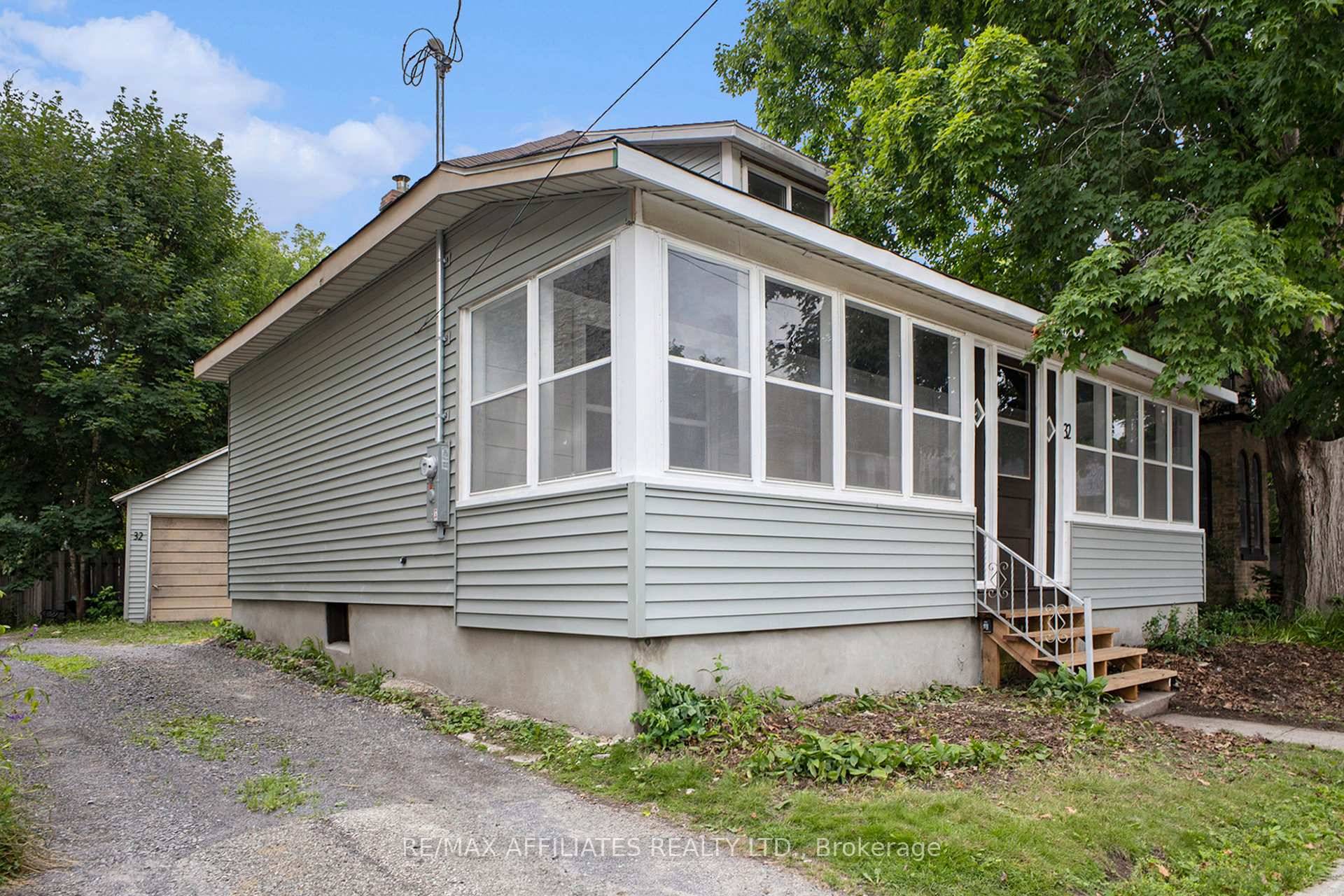 Welcome to 32 D'Arcy st located in the heart of beautiful heritage Perth, this newly renovated 2 bedroom home with a detached 1 car garage which supports single level living ...