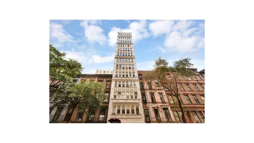 On a quintessential UWS treed residential block, this architect designed and custom crafted XXX mint studio home resides at 126 West 73rd Street, an intimate prewar cooperative bld 40 units ...