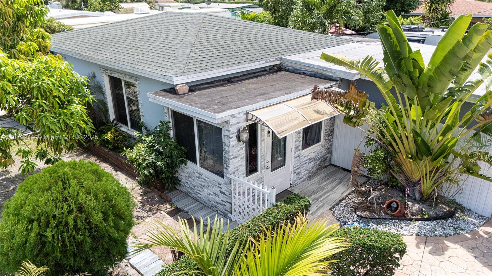 SELLER MOTIVATED ! This beautiful 3bed 2 bath home combines comfort and style with an open concept kitchen flowing into the dining and family room, perfect for entertaining.