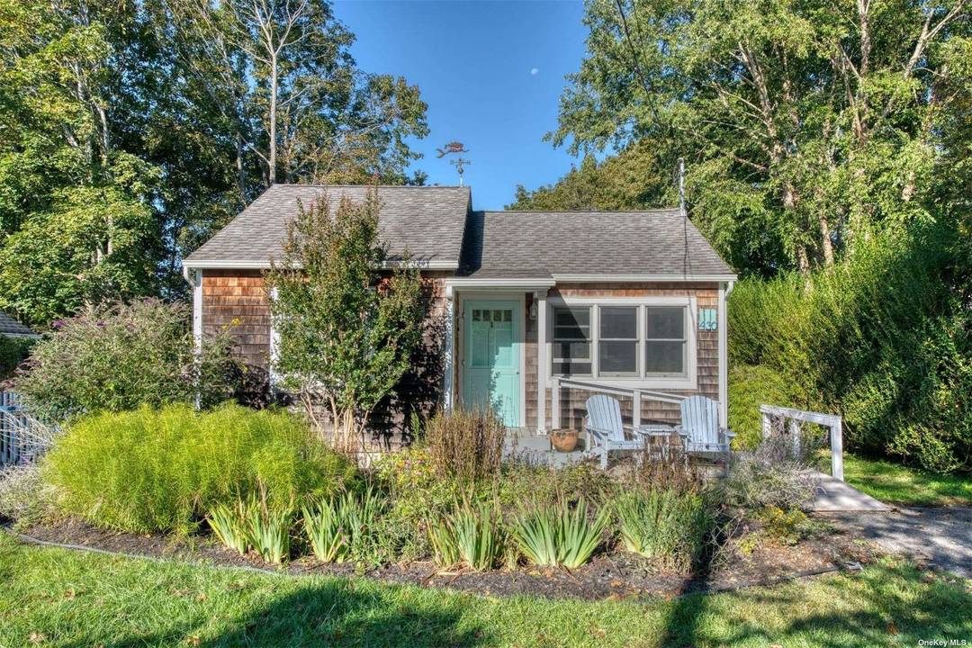 Experience the charm of this delightful rental cottage nestled in Southold, North Fork, just a stone s throw from Founder's Landing Park and Wharf House, with one of the most ...