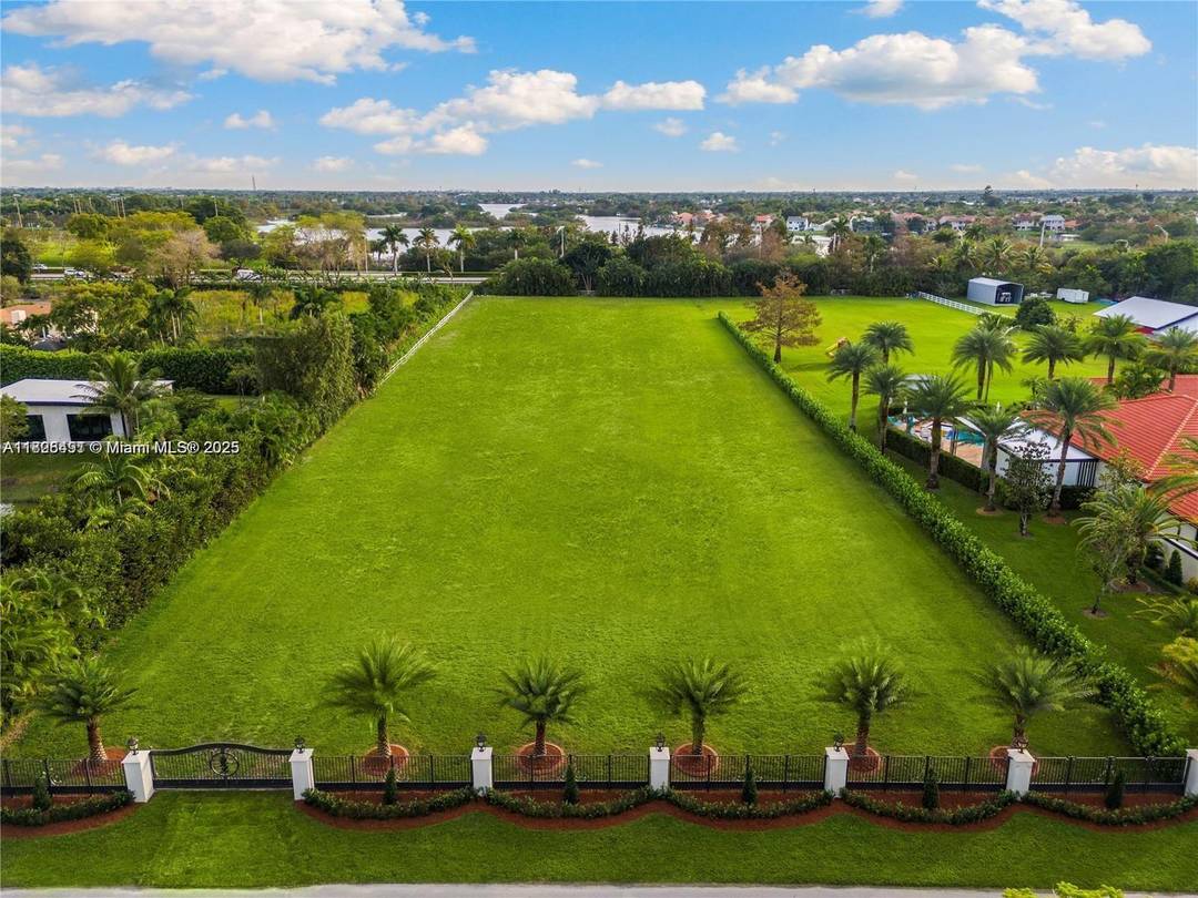 This expansive 2. 24 acre lot in the highly desirable Southwest Ranches offers a prime opportunity to build your dream estate !