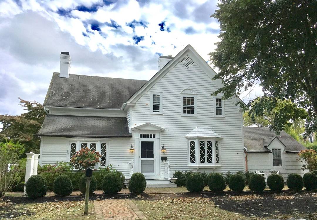 Southampton Village Estate With 5 Bedrooms, Pool,best Location