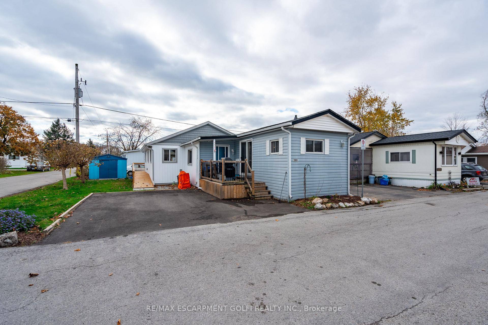 Welcome to 4588 Martha Lane in Beamsville's Golden Horseshoe Estates.