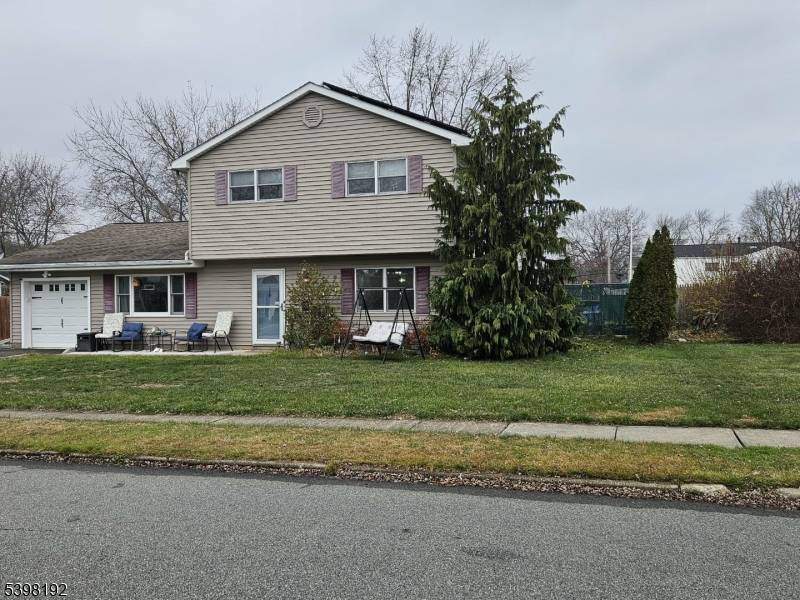 Welcome to 7 Overbrook Road in the desirable Clover Hill section of Flanders, NJ.