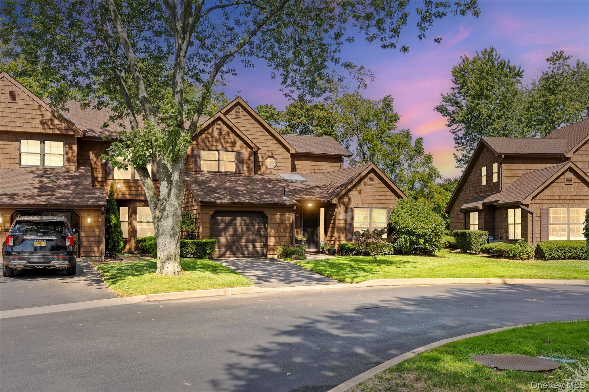 Spacious Maintained End Unit located in the desirable Emerald Woods, EIK w wood cabinets and Stainless Steel Appls, Formal Dnrm, and Den w Sliders to private yard, Primary Suite on ...