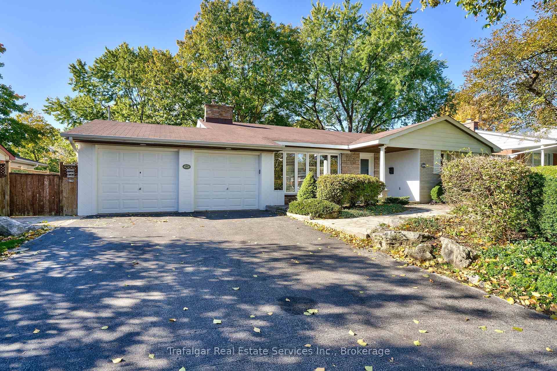 Fantastic 4 bedroom back split on prime street in Coronation Park !