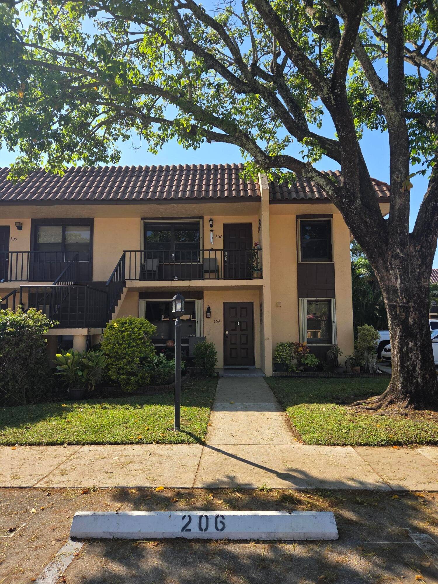 Stunning 2 bed, 2 bath condo in Forest Hill Villas, featuring newly renovated bathrooms, an open kitchen with stainless steel appliances, spacious living areas with laminated flooring, a screened balcony, ...