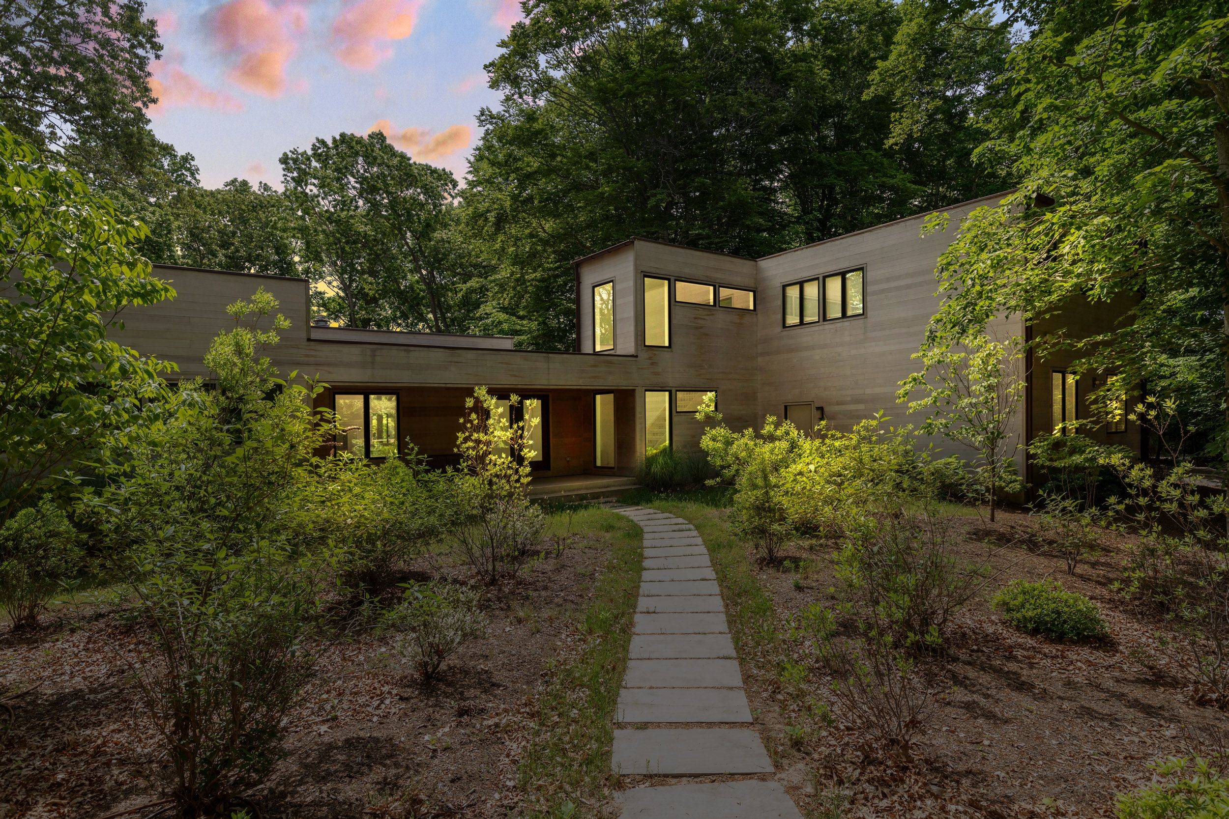 Spacious EH Village Fringe Contemporary
