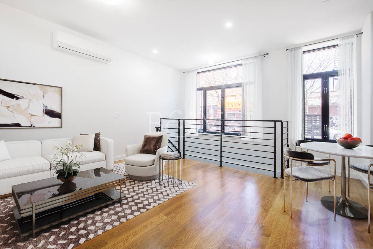 This large, duplexed studio is approximately 699 sq.