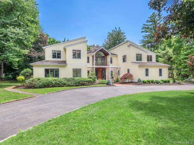Magnificent European style contemporary residence offering 6 bedrooms and exceptional craftsmanship throughout.