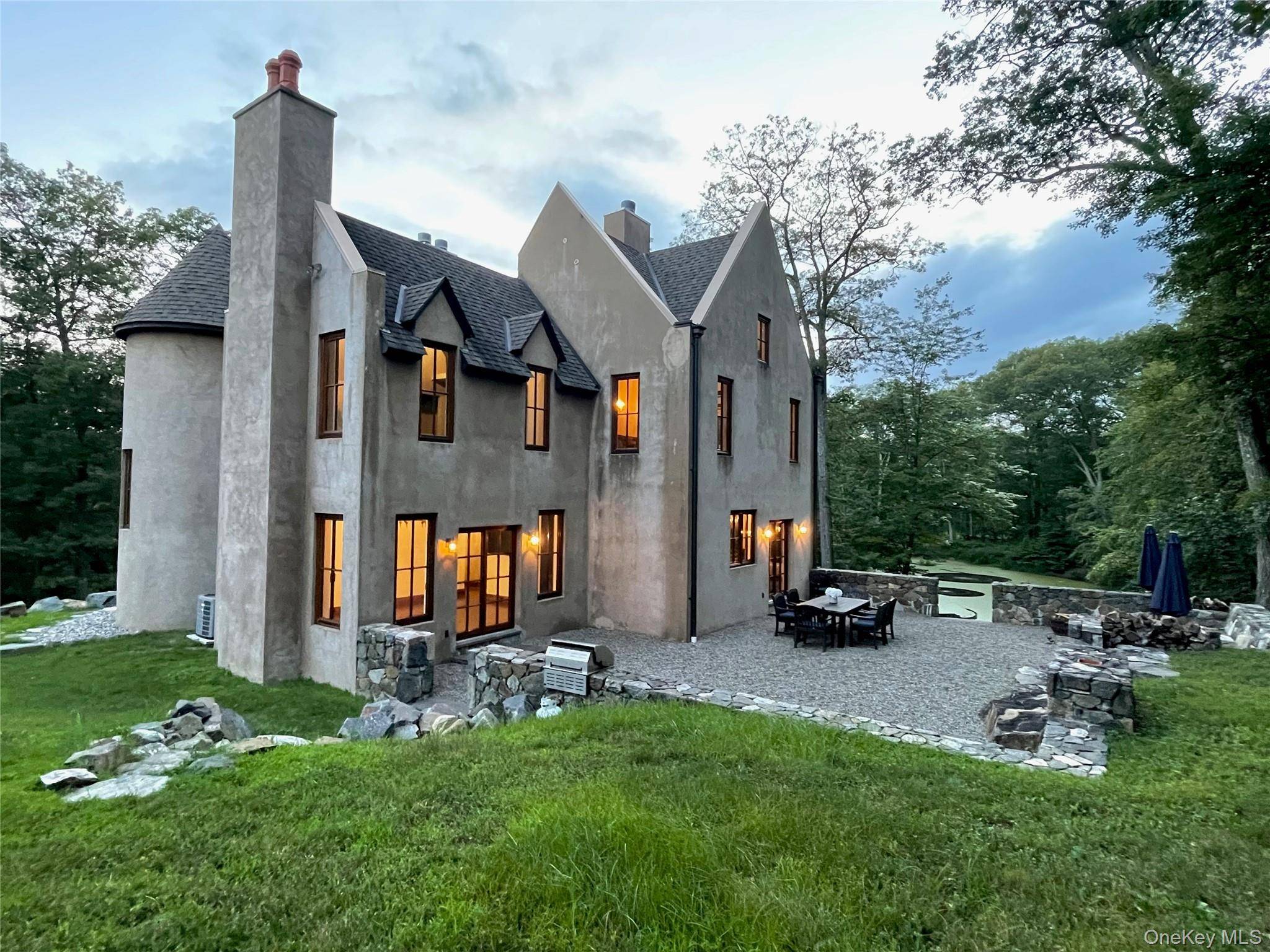 Highlands House is an extraordinary Hudson Valley statement home envisioned by the architect, Warren Temple Smith.