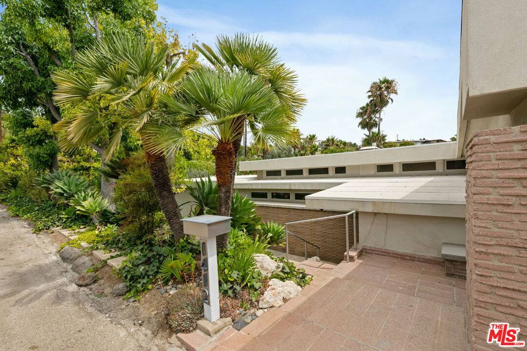 1412  N Tigertail Rd 3BR Brentwood La