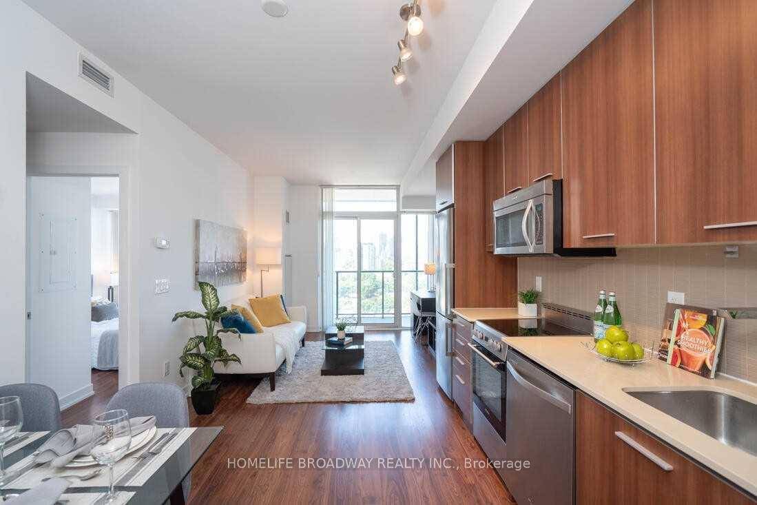 POST HOUSE CONDO. BRIGHT AND SPACIOUS.