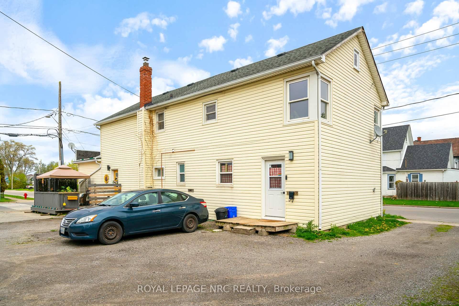 LOOKING FOR AN INVESTMENT TRIPLEX ?