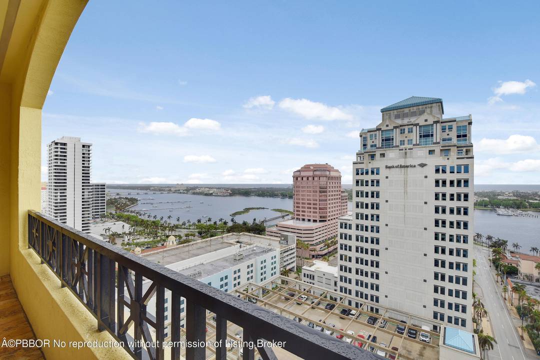 Fabulous Two Story Boutique Loft Experience this exquisite two story, boutique style loft featuring soaring 26' ceilings and stunning southern exposure.