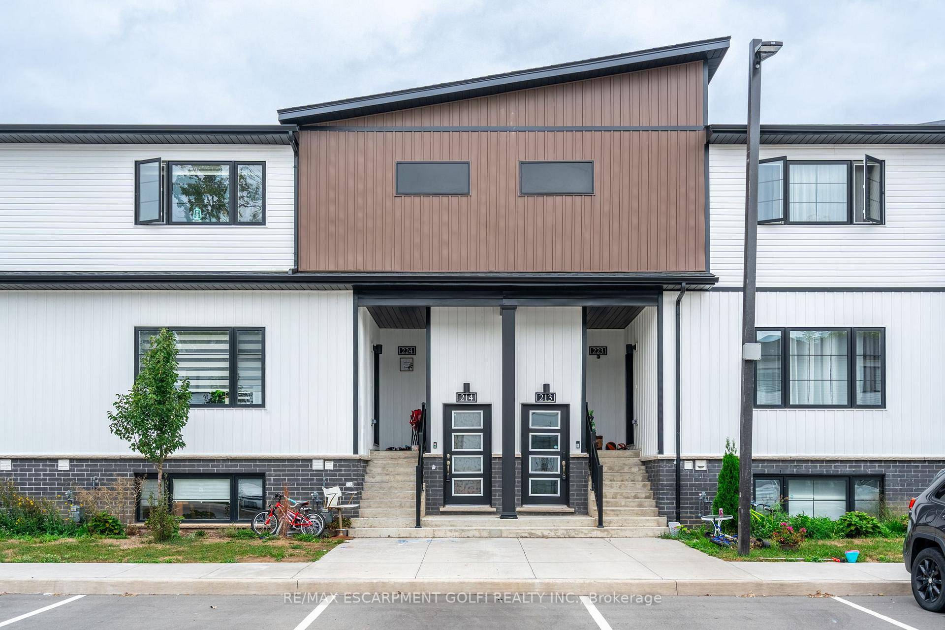 Welcome to effortless living in the heart of Niagara Falls !
