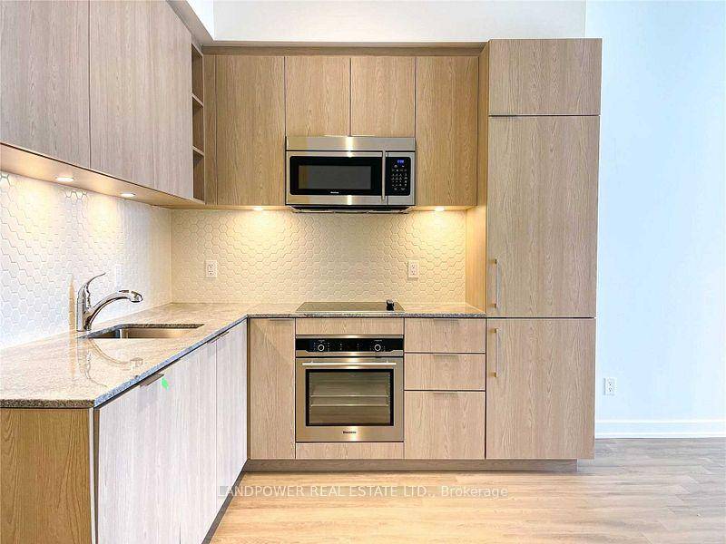 Live in the heart of Liberty Village with this bright and spacious 10' ceiling one bedroom plus den suite on the 32nd floor.