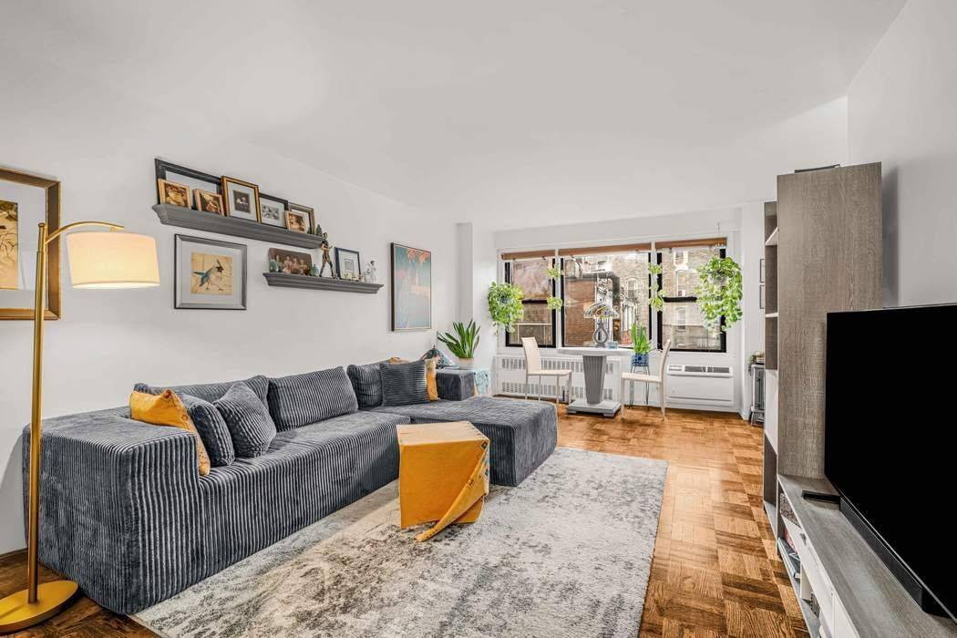 Welcome to this sun splashed alcove studio featuring a chic new bathroom renovation and an incredibly functional layout in one of Kips Bay s most desirable buildings.