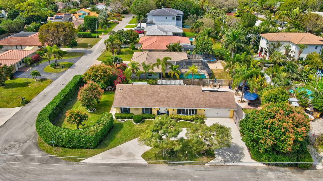 CHARMING 4 BEDROOM 2 BATHROOM HOME WITH POOL IN A EXCEPTIONAL NEIGHBORHOOD OF PALM BEACH FARMS.