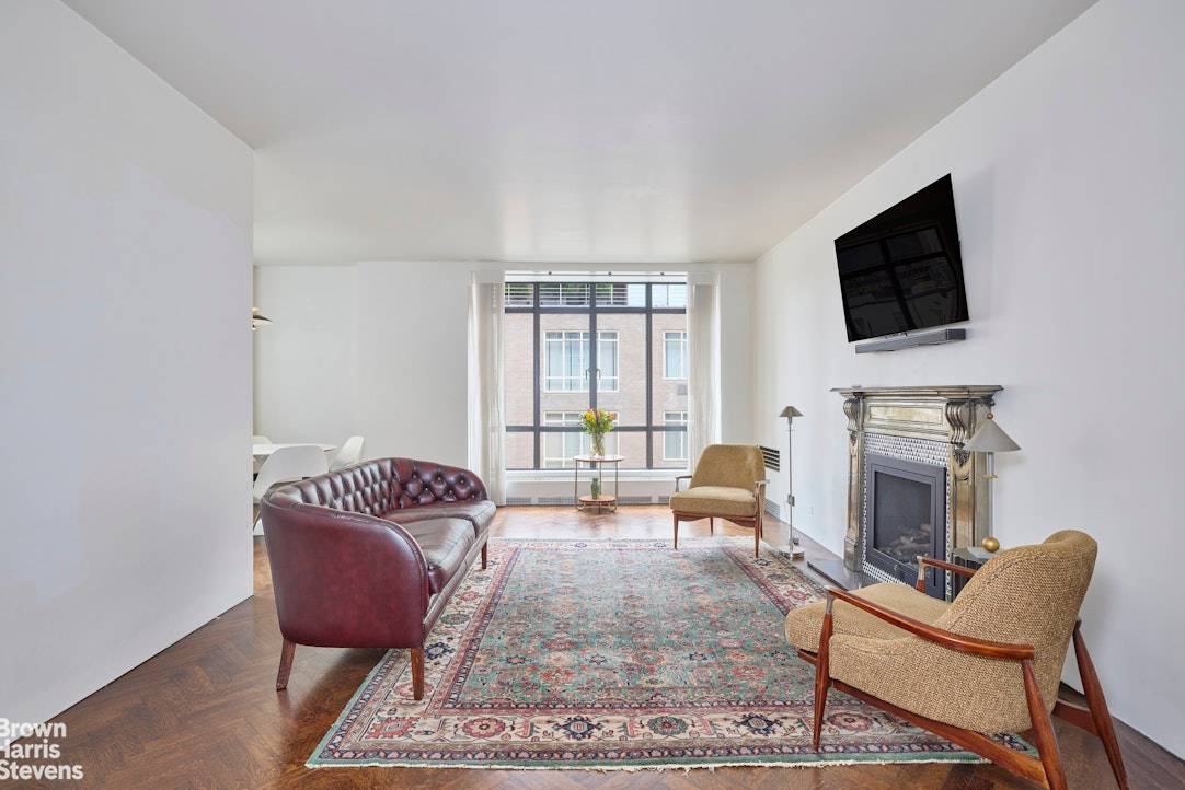 Every detail has been considered in this meticulously renovated high floor one bedroom home, blending authentic Bauhaus simplicity with thoughtful, contemporary updates.