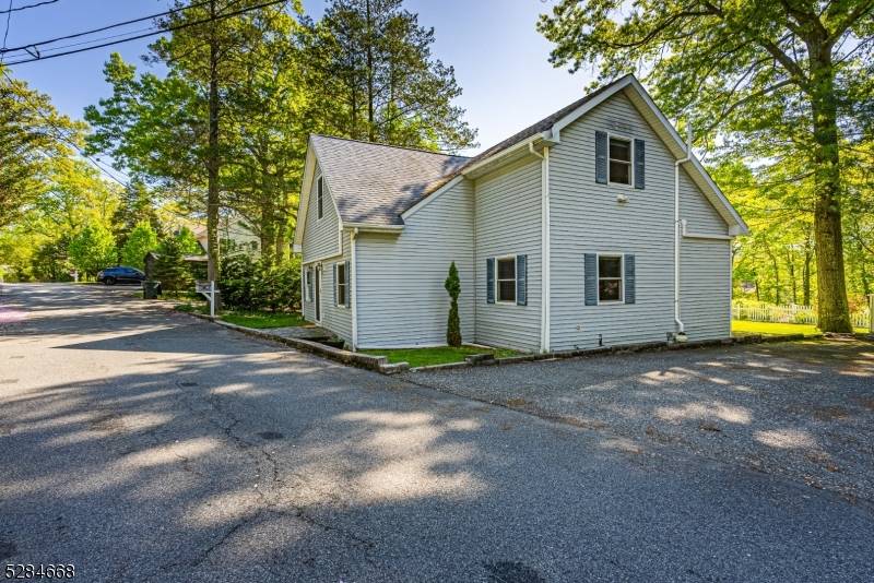 Charming Lake Community Rental in Cedar Lake Denville, NJ !