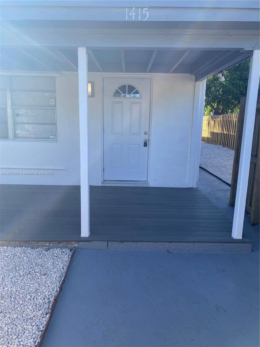 Updated 2 bedroom, 1 bath apt located in the heart of Fort Lauderdale.