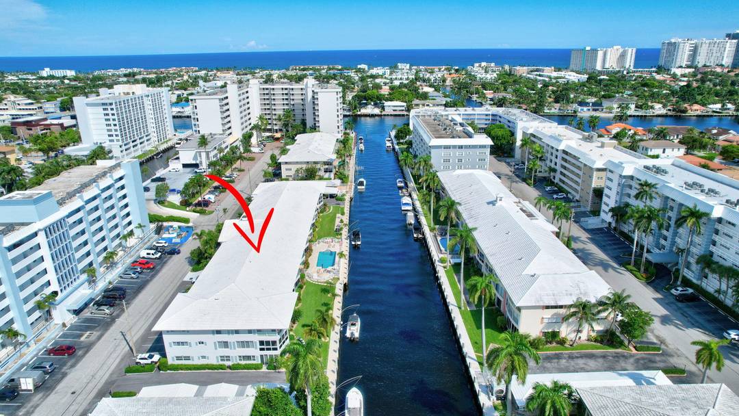This boutique waterfront condo boasts 400 feet of brand new concrete docks, ideal for your yacht !