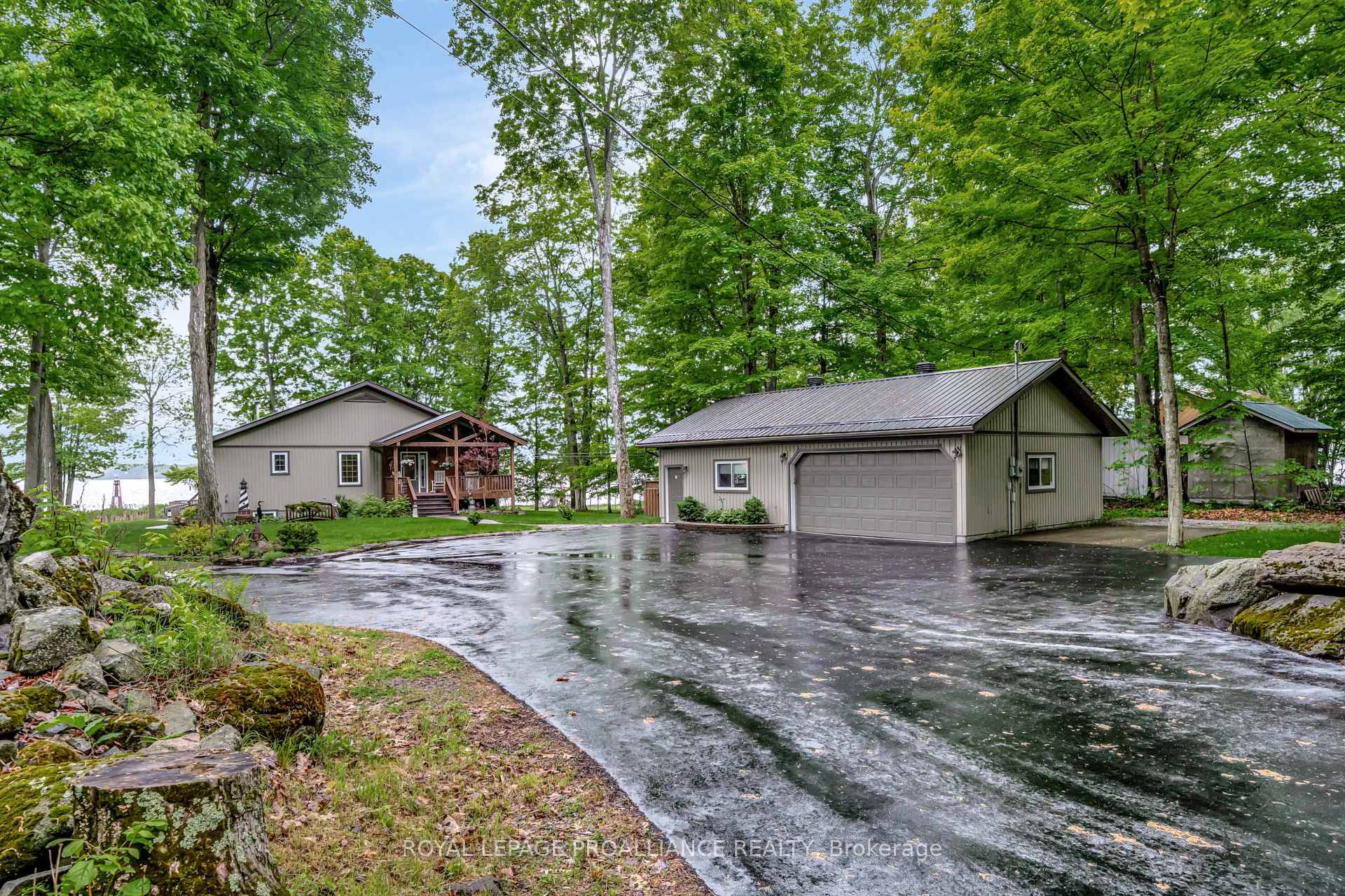 Welcome to your private waterfront treat !