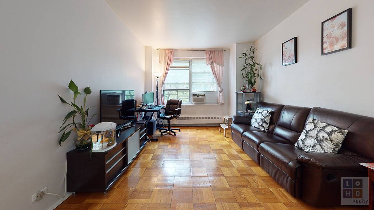 Economical in price, while generous in space, this 1 bedroom efficiency apartment sure has got it !