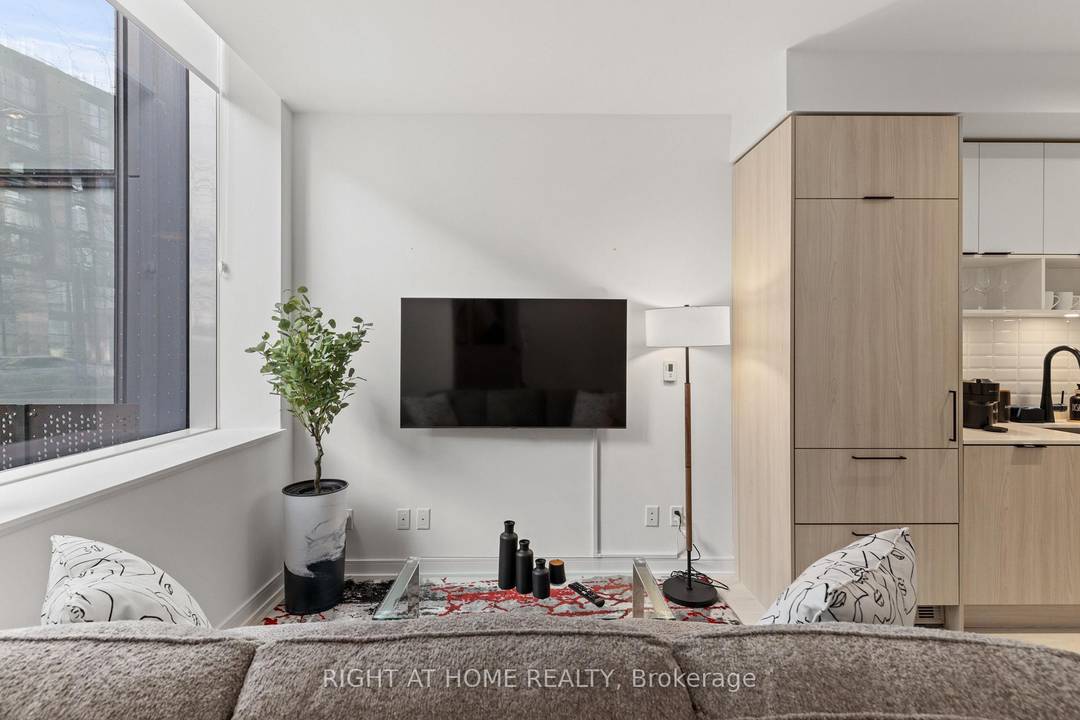 Fully Furnished Townhome With 10' Floor to Ceiling Windows, Open Concept Main Floor.