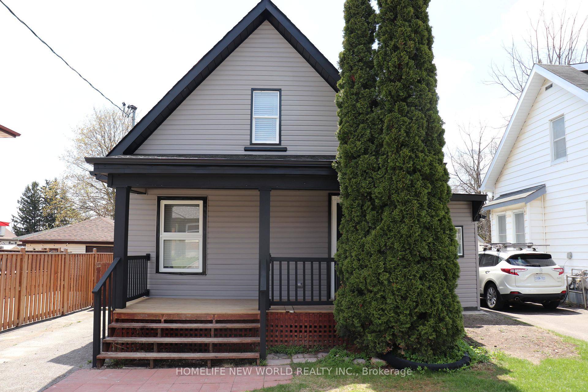 Discover this well kept detached duplex in a prime Oshawa location, offering a great mix of comfort, practicality, and value.