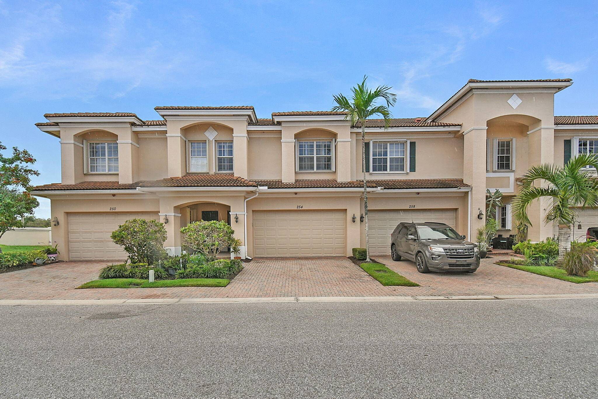 Immaculate 3BR 2. 5BA townhome with 2 car garage in gated community of Whitemarsh Reserve !