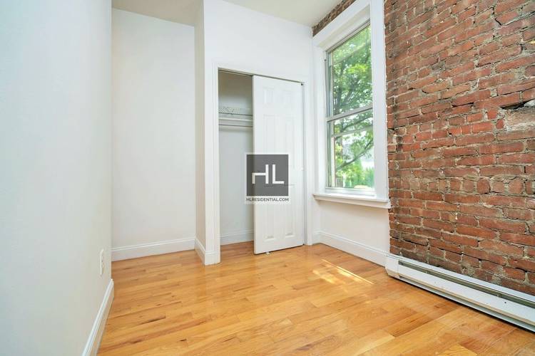 NOTE 1 MONTH RENT FREE ON 13 MONTH LEASENewly renovated gorgeous 2 bedroom Duplex with 1st floor shared large garden nestled in Navy Yard area of Fort.