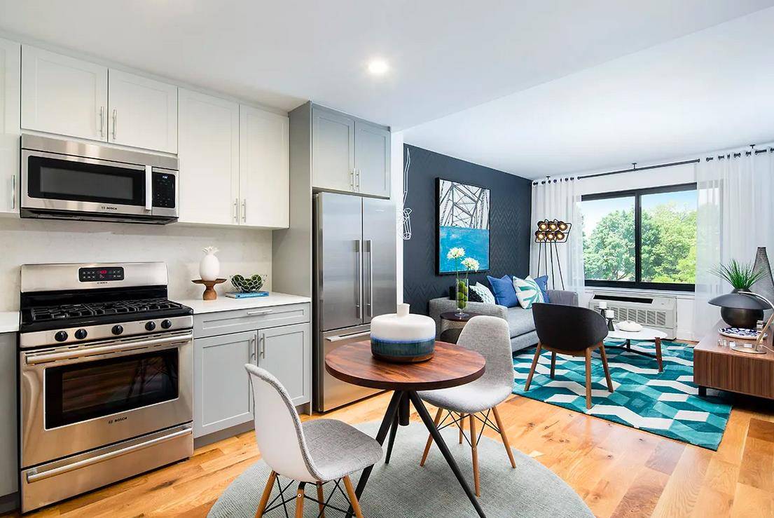 3 bed 2 bath ! The apartment is located in The Refinery, a truly exceptional new rental development located in one of Brooklyn s most historic neighborhoods, Clinton Hill.