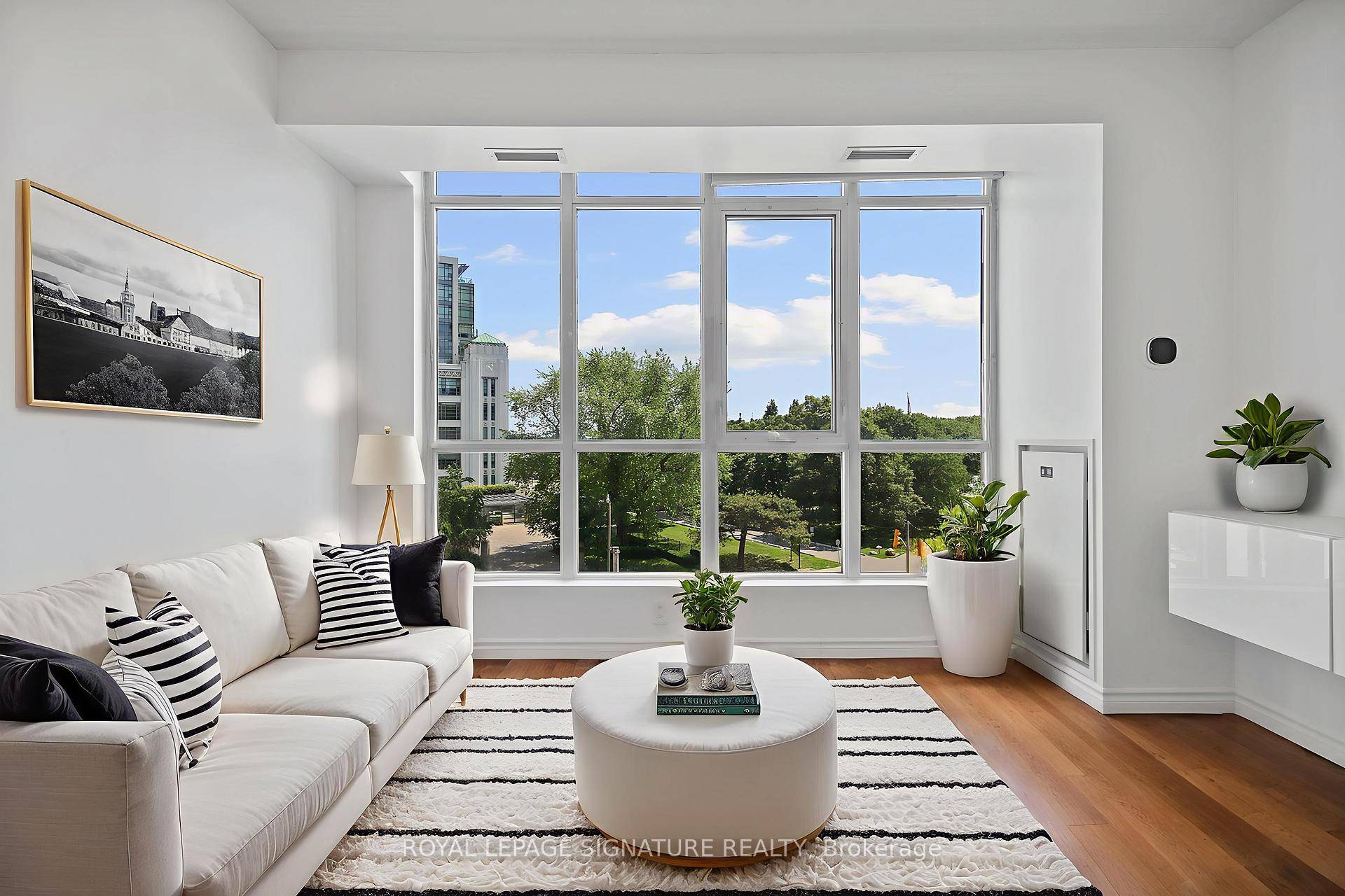 Bright and functional 1 bedroom condo with floor to ceiling windows and beautiful south facing park views.