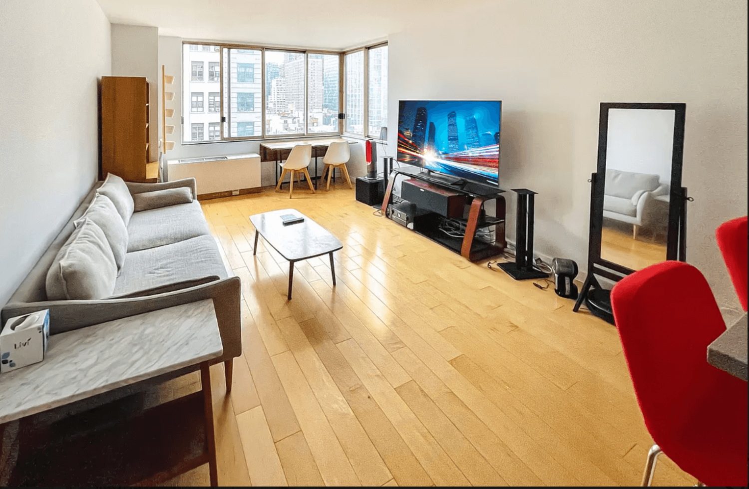 Beautifully renovated 1bd unit in the World Wide Plaza building !