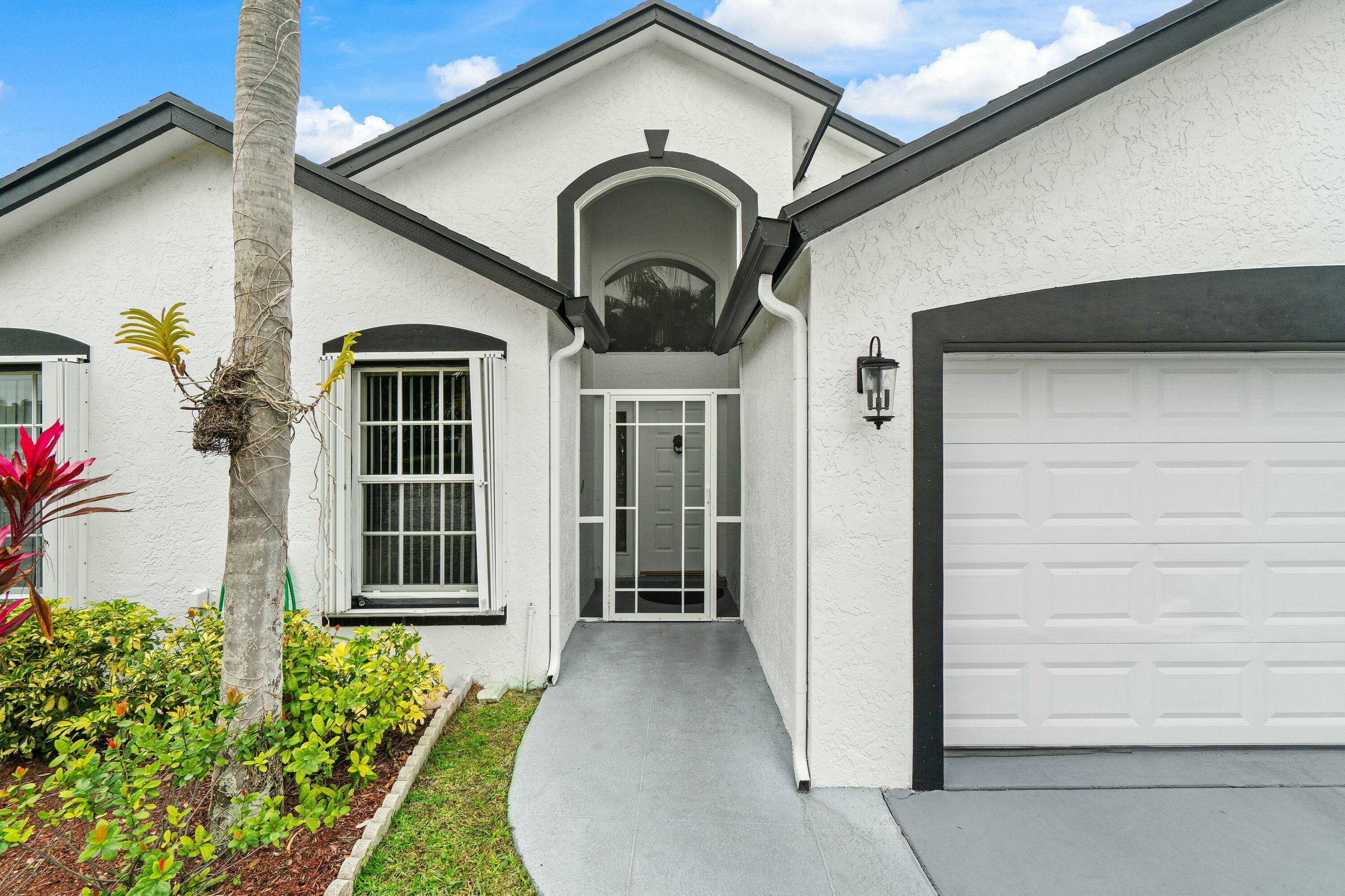 Move In Ready 2 Bed, 2 Bath Home in Cypress Lakes 55 Community !