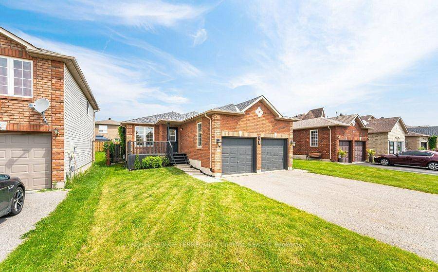 Absolutely beautiful and spacious, this 2 bedroom apartment is located in the highly desirable south end of Barrie.